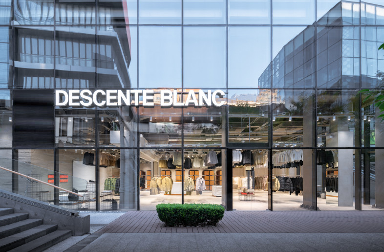 When viewed from the front plaza, the expression of the façade changes on a daily basis depending on the quantity of products and the replacement work of products at that time. - Creat AR images