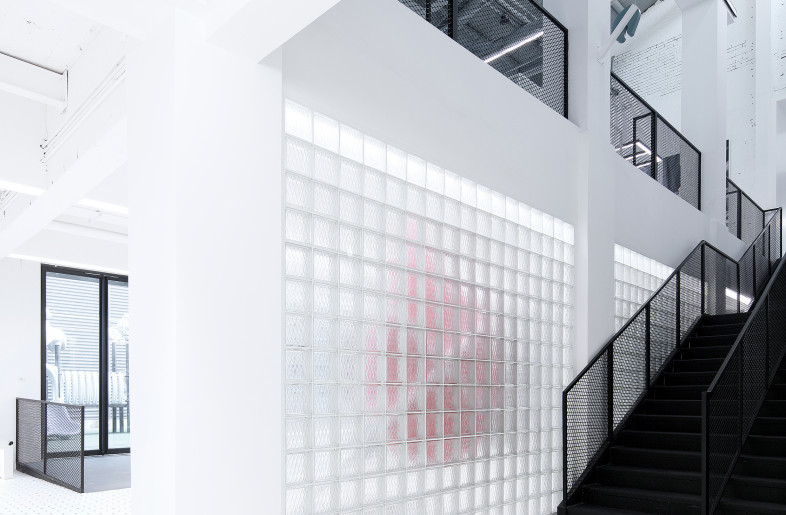 Translucent walls made of custom-made glass bricks structure the space and let in an abundance of natural light. - COORDINATION ASIA