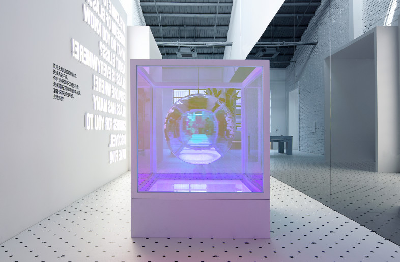 An artistic installation shows different qualities of glass. - COORDINATION ASIA