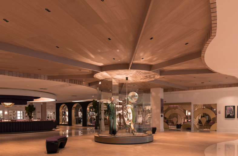 The welcome experience invites us to inhabit the interior of a Spanish guitar, represented on the floor and ceiling by its shape, finished in natural oak wood. - Jose Salto