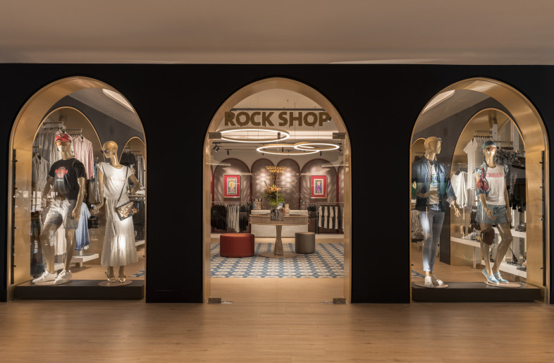 On the opposite side, towards the west wing, arches with a solid structure houses the Rock Shop with clear accents of traditional Andalusian architecture - Jose Salto