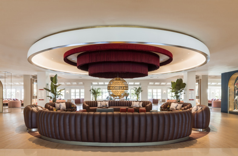 “Grand Chill-Out”, a large scenario surrounded by a circular bench upholstered in burgundy leather. - Jose Salto