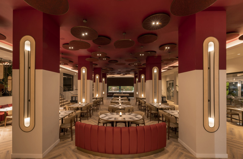 The Sessions restaurant, with a landscaped perimeter formed by exterior and interior vegetation, contains two rooms on different levels. - Jose Salto
