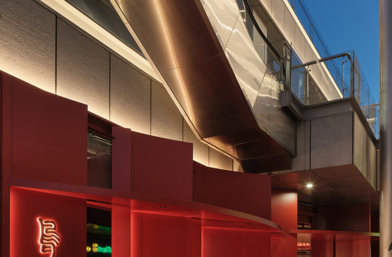 The relationship between the store facade and the buildings along the street - ingallery