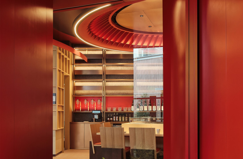 Looking into the interior from the outside through the glass façade - ingallery