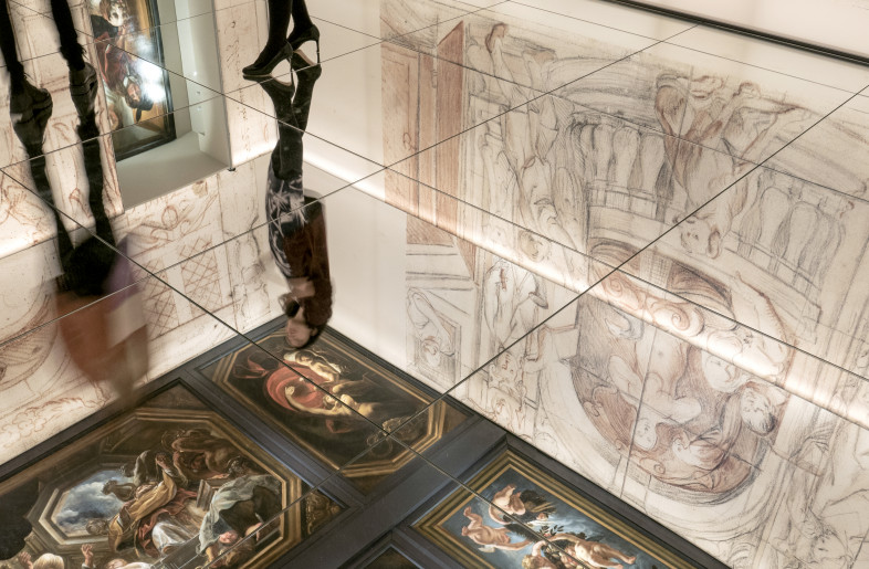The mirror floor doubling space and visitors - Kathrin Hero