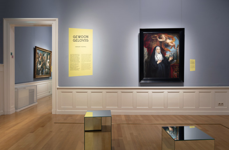 Exhibit hall with paintings by Jordaens and mirror chairs - Arie de Leeuw